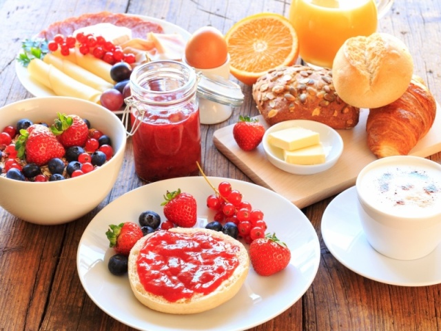 bolinho com morango e frutas