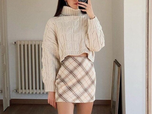 bem linda cropped branco de bordado e saia quadriculada