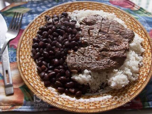 Arroz, feijão e um bife tradicional