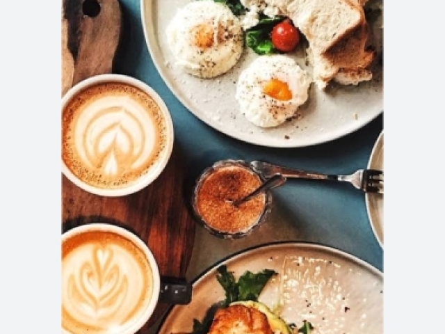 Capuccinos ovos e uma tortilha ☕🍳🫓