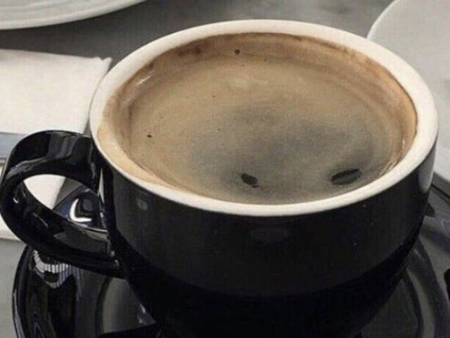 Um café preto com ou sem açúcar