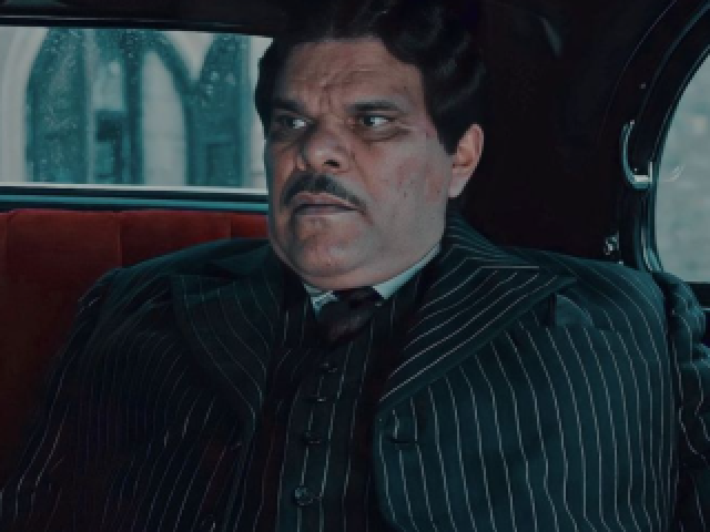 Gomez Addams e um frasco de Beladona.