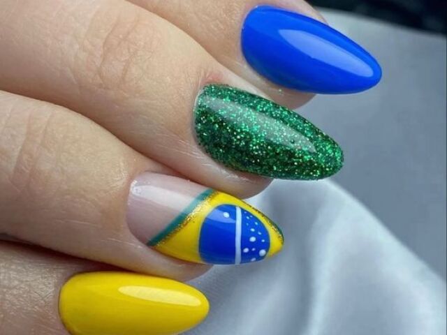 Com glitter e a bandeira