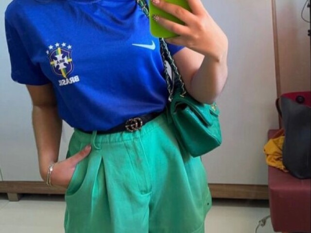 {Blusa azul e um short verde}