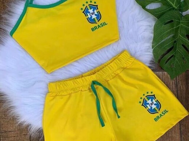 {Croped com um short amarelo}