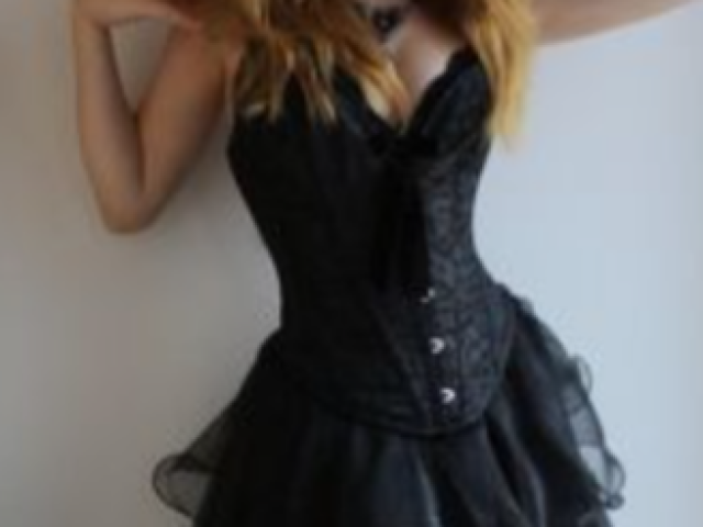 O vestido é mais cumprido....
4