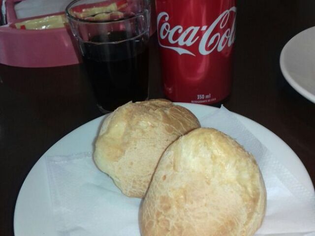 pão de queijo e uma coca