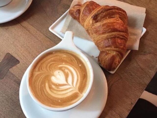 Croissant e café