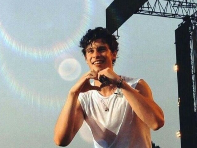 Escolha fotos e te indicarei uma música do Shawn Mendes!