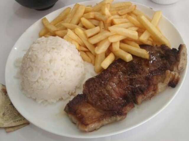 Arroz ,batata frita e carne