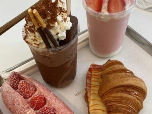 Milk-shake, croissant e cachorro quente doce.