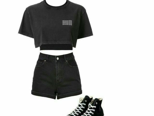 Blusa com manga, short jeans preto, tênis preto.