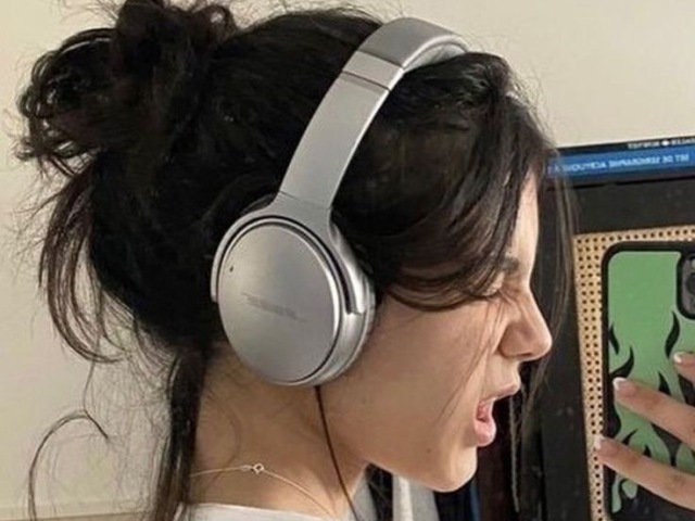 Ouvindo mĂșsica
