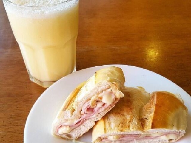 Suco e pão com queijo e presunto 🥛🍞