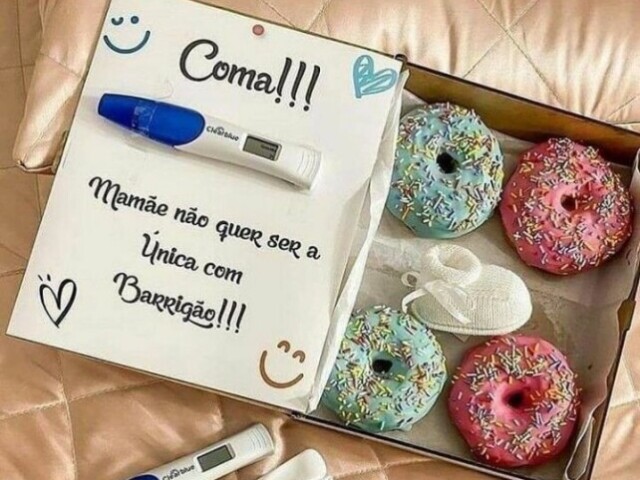 Está escrito : Coma!!!
Mamãe não quer ser a única com barrigão!!!