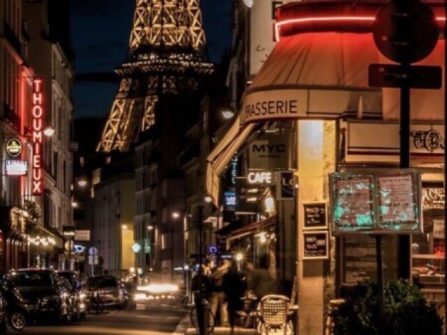 Ou um lugar com a vista da Torre Eiffel