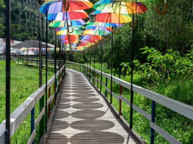 Festival Bordasso: Um passeio por aqui resultaria em uma grande emoção inevitável, visto que o sonho de qualquer um é passear em um festival tão alegre e colorido. Mas cuidado, os guarda-chuvas podem ser perigosos.