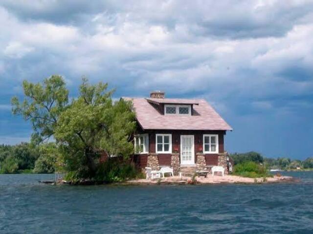 Casa isolada no meio de uma ilha pequena. Som relaxante e cheiro do mar. Só fica difícil de pedir lanches delivery.