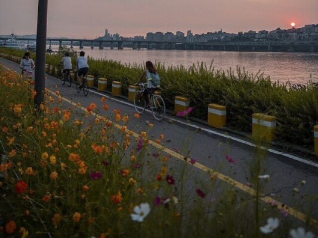 Andar de bicicleta ao por do sol eu Seul