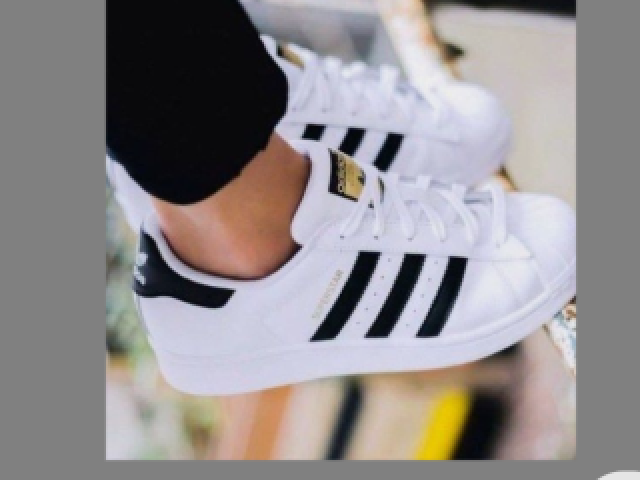 Um tênis da Adidas