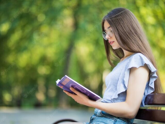 PASSO O TEMPO LIVRE LENDO UM BOM LIVRO