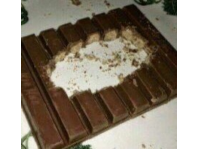 Mordo o centro do kitkat e depois vou parar as bordas