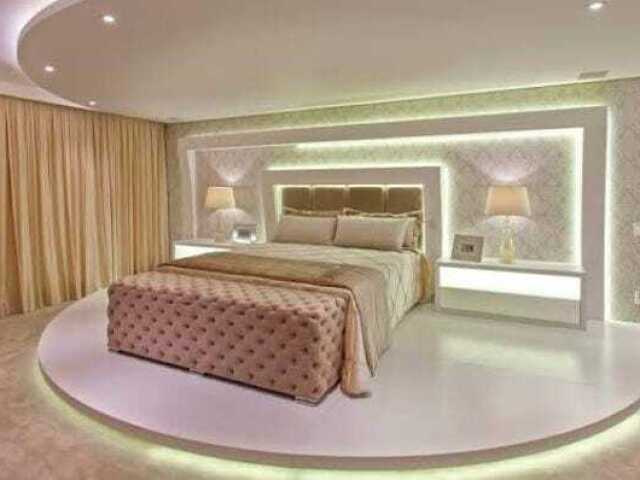 Quarto grande com leds em todo canto