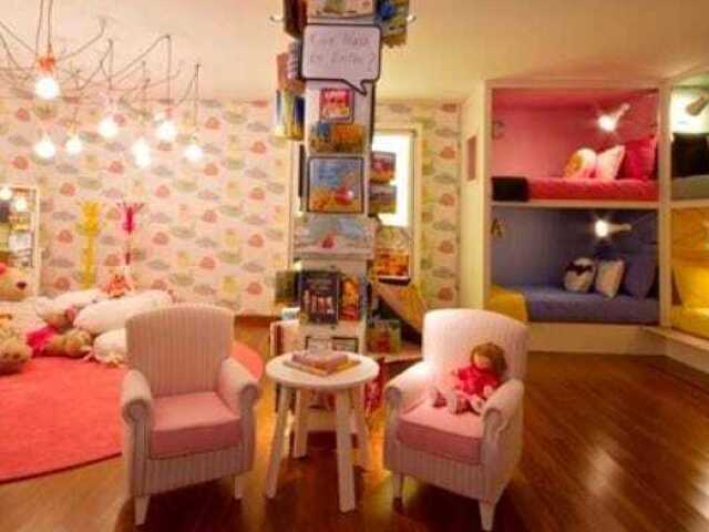 Quarto feminino com vários brinquedos