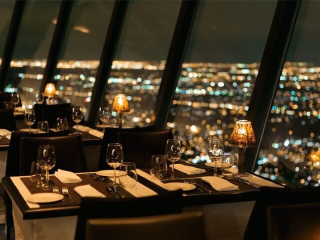 Um restaurante chique com vista para a cidade