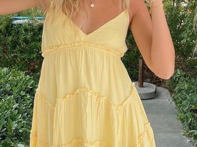 2. Vestido curto e soltinho amarelo claro;