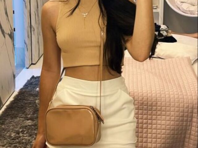 3. Cropped bege, saia moeltom branca, bolsa bege e tenis branco;