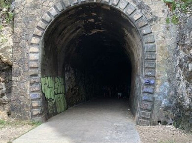 Me esconderia em um túnel abandonado