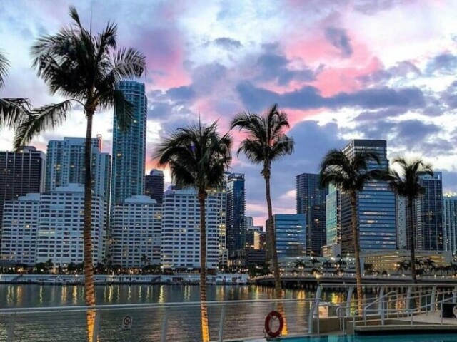 2-Miami(Pode banhar na cidade aonde deve ter mais litoral ou não mais pode visitar suas lindas praias e outros em miami