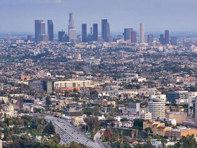 3-Los Angeles(pode visitar a Califórnia e a cidade aonde tem mais filmes no mundo ou não mais pode conhecer seus queridos astros como holywood e conhecer astros de outros em Los angeles