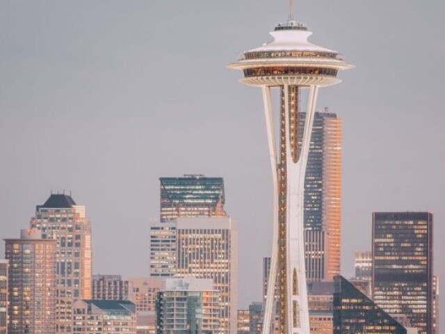 4-Seattle (a cidade não tem muitos pontos turísticos afinal você pode conhecer umas das maiores torres de Seattle e melhor que essa cidade fica em uma ilha não e estranho viajar numa cidade onde está em uma ilha também temos cidades com ilhas brasileiras)