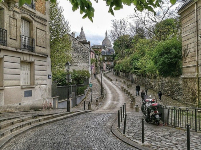 Por uma rua perto da sua casa