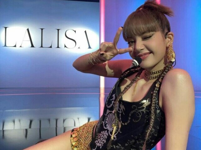 Lisa-BLACKPINK