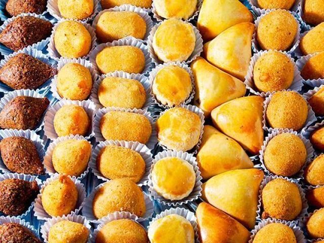 Kibi,coxinha,empada,bolina de queijo, esfirra,salsichinha.