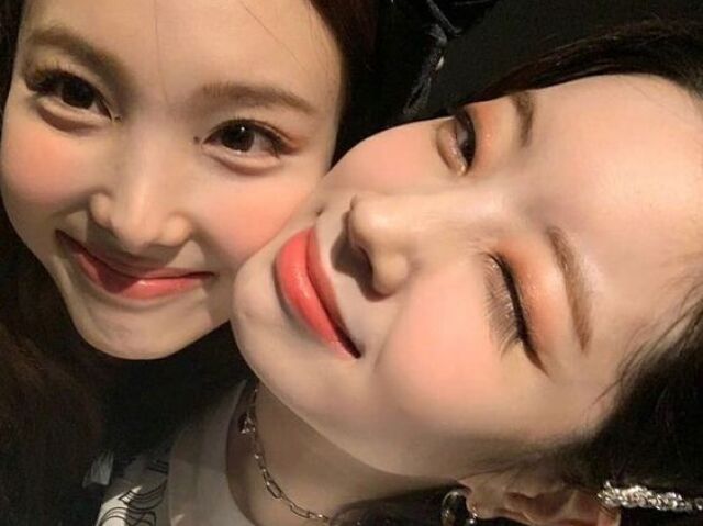 → Nayeon com a Dahyun! 💗