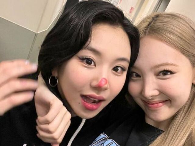 → Nayeon com a Chaeyoung! 💗