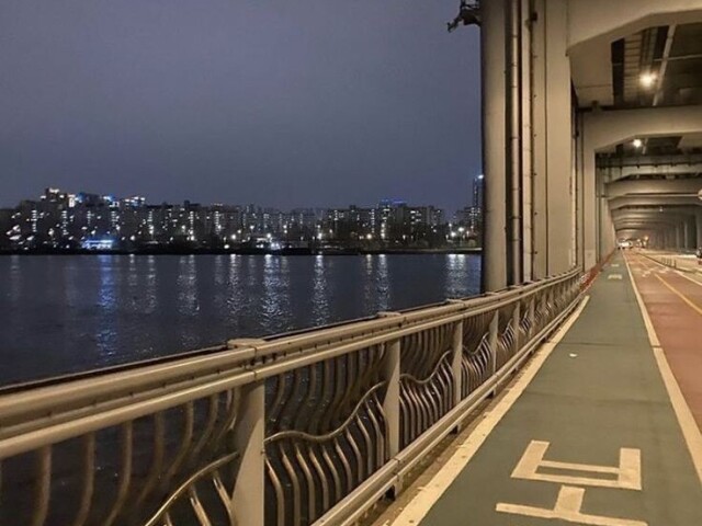 Na ponte caminhando, e paro pra ver as vistas de Seul