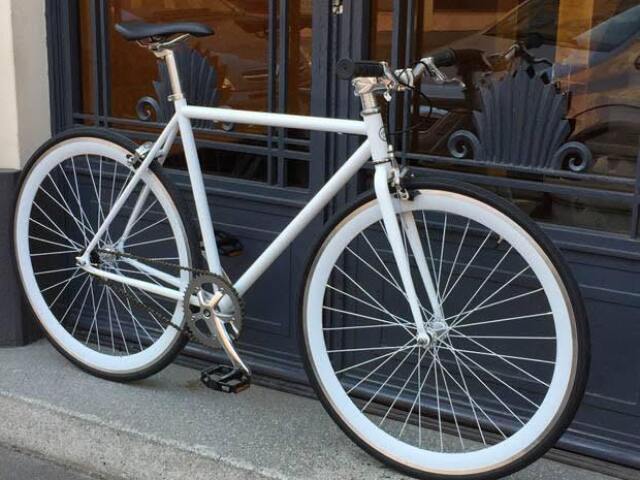 Uma bicicleta branca
