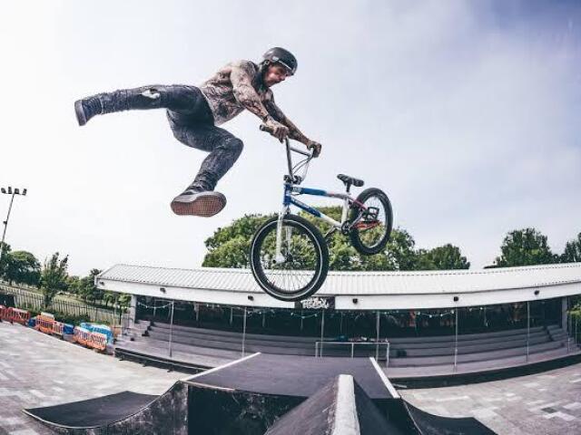 Tailwhip = girar o quadro