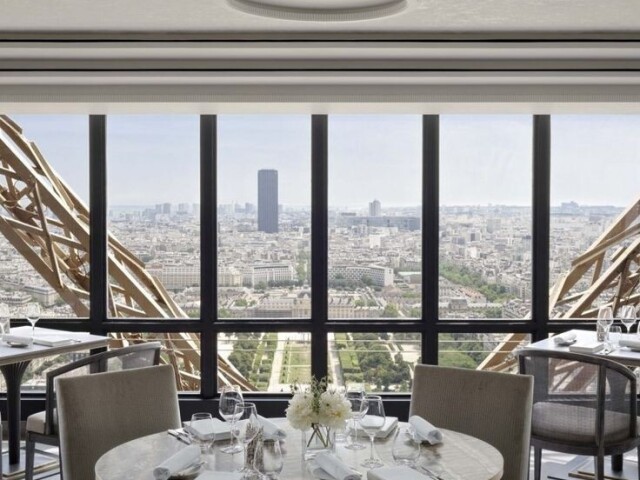 Almoçar dentro da Torre Eiffel