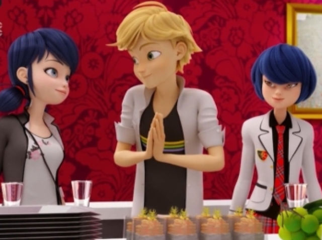 A Marinette, o Adrien e a Kagami/Kyoko.