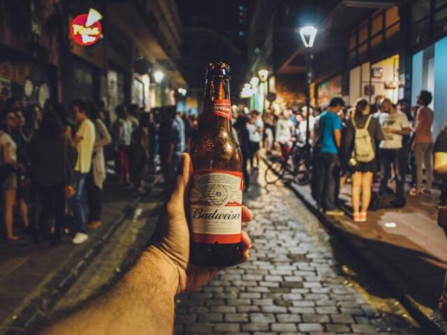 Barzinho com cerveja e som ao vivo