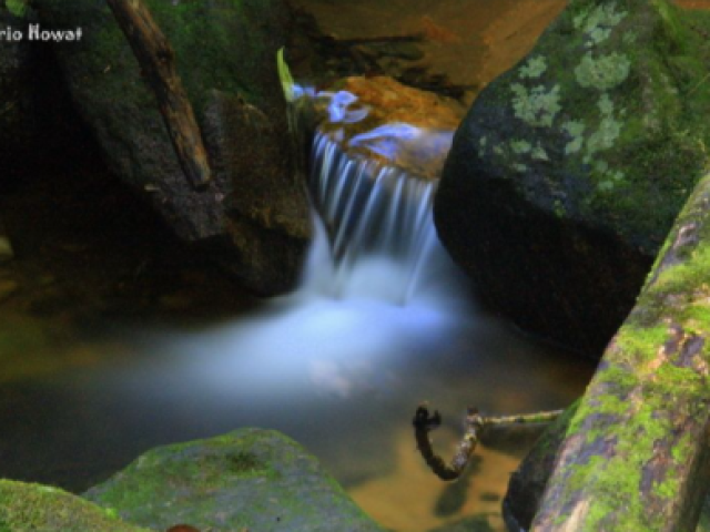 Atrás da cachoeira