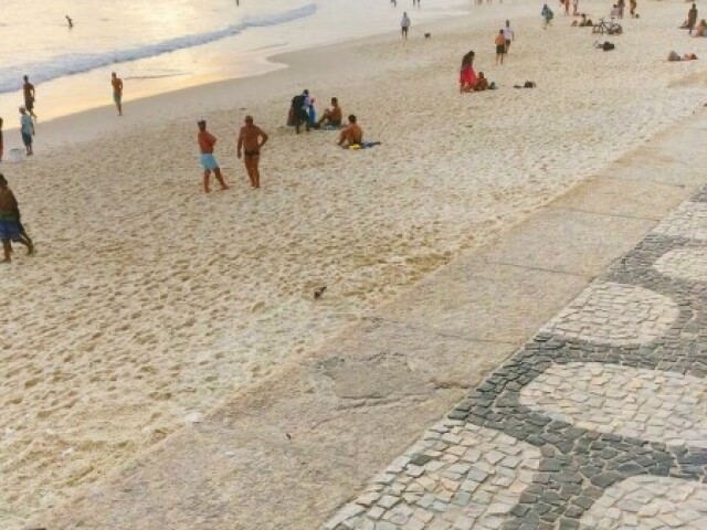 Praia(vamos fingir que tem praia em Paris)