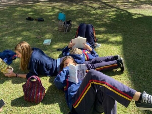 Tiram uma foto de mim e minhas amigas lendo na aula vaga!!