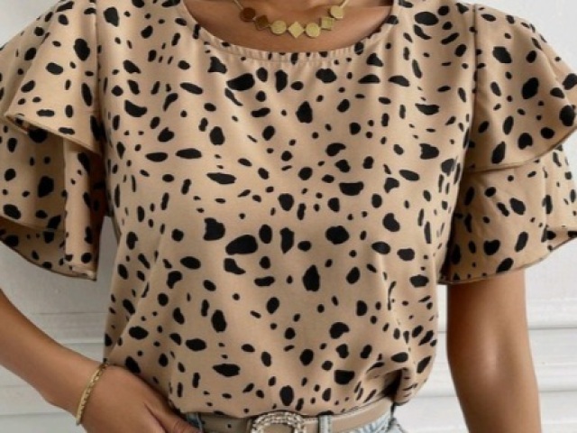 Blusa bege com manchas pretas